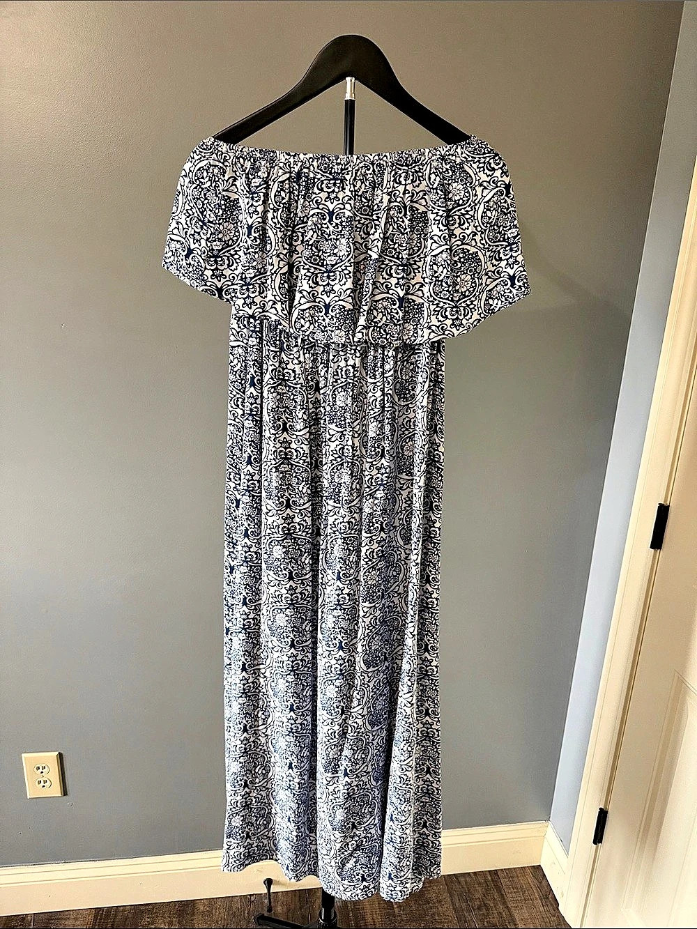YIDARTON Floral Maxi Dress in Blue & White Size Medium Like New. Strapless.